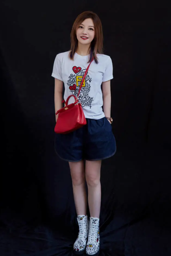 赵薇的腿绝了,明明没穿"白袜",可双腿却能白到透光